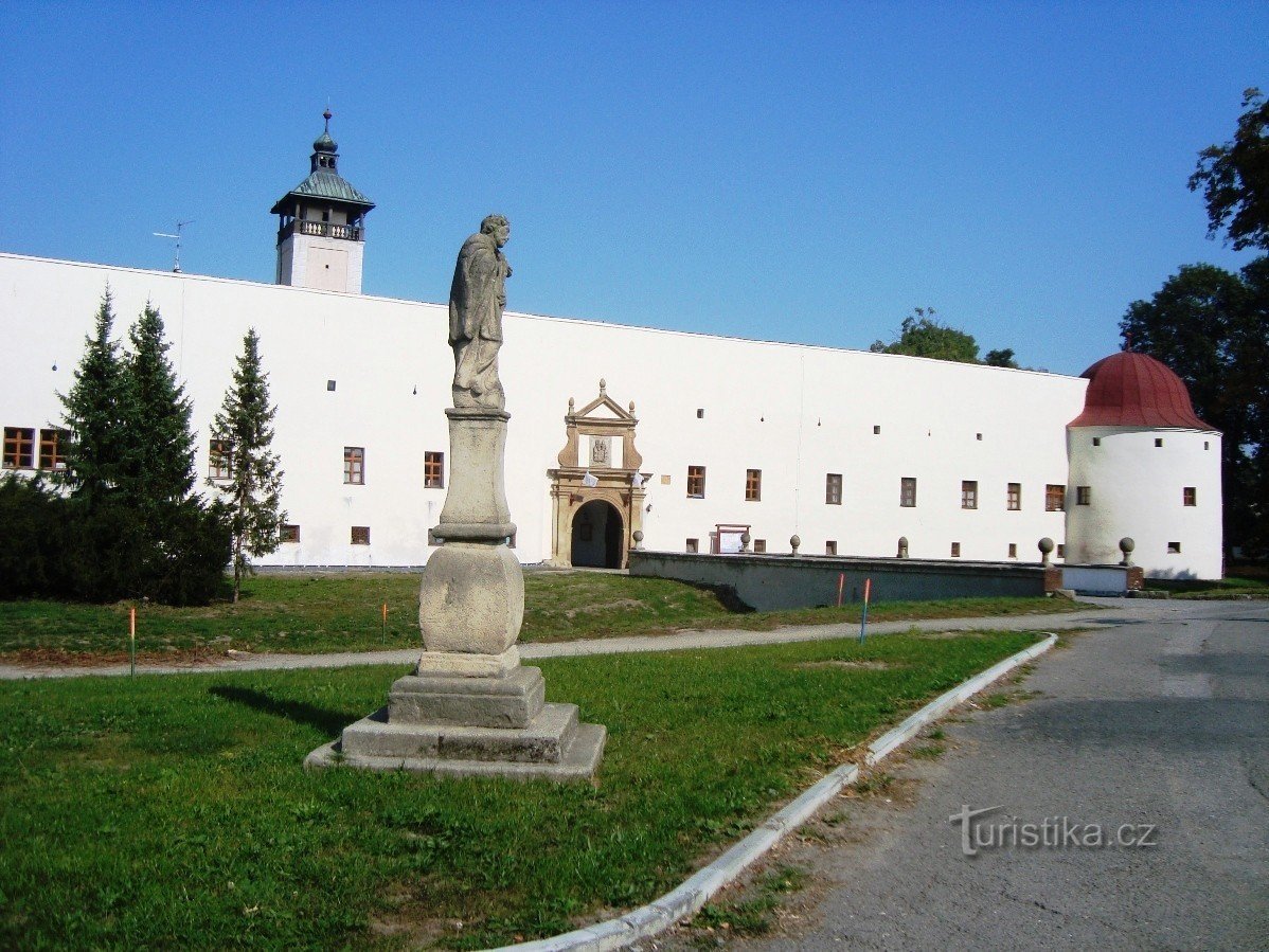 Trækro-statuen af ​​St. Johannes af Nepomuck foran slottet - Foto: Ulrych Mir.