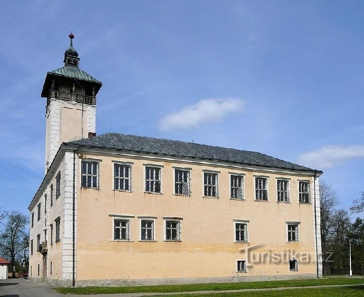 Drevohostice : bâtiment du château avec une tour