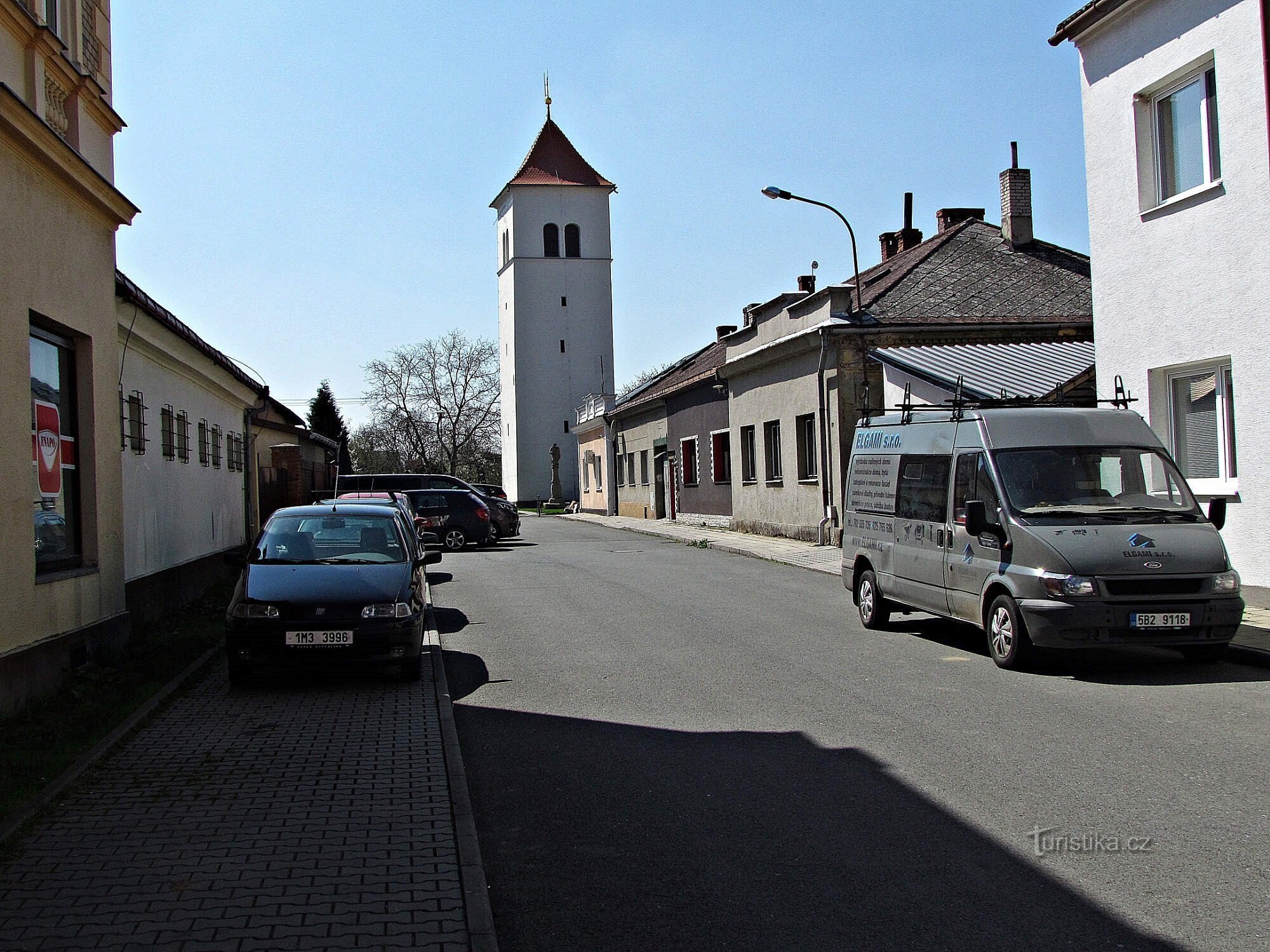 Der hölzerne Glockenturm und die Statue von St. Rosalia