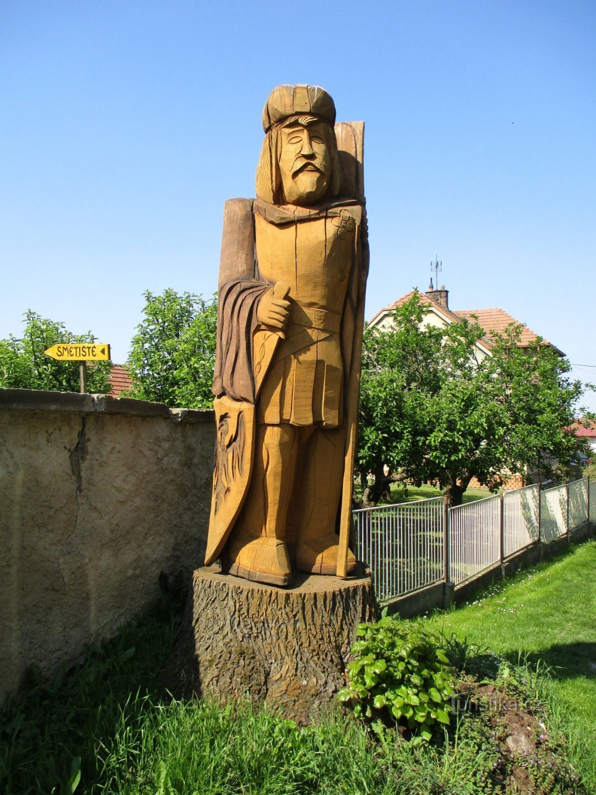 Sculptură în lemn la biserică (Horní Ředice, 16.5.2020)