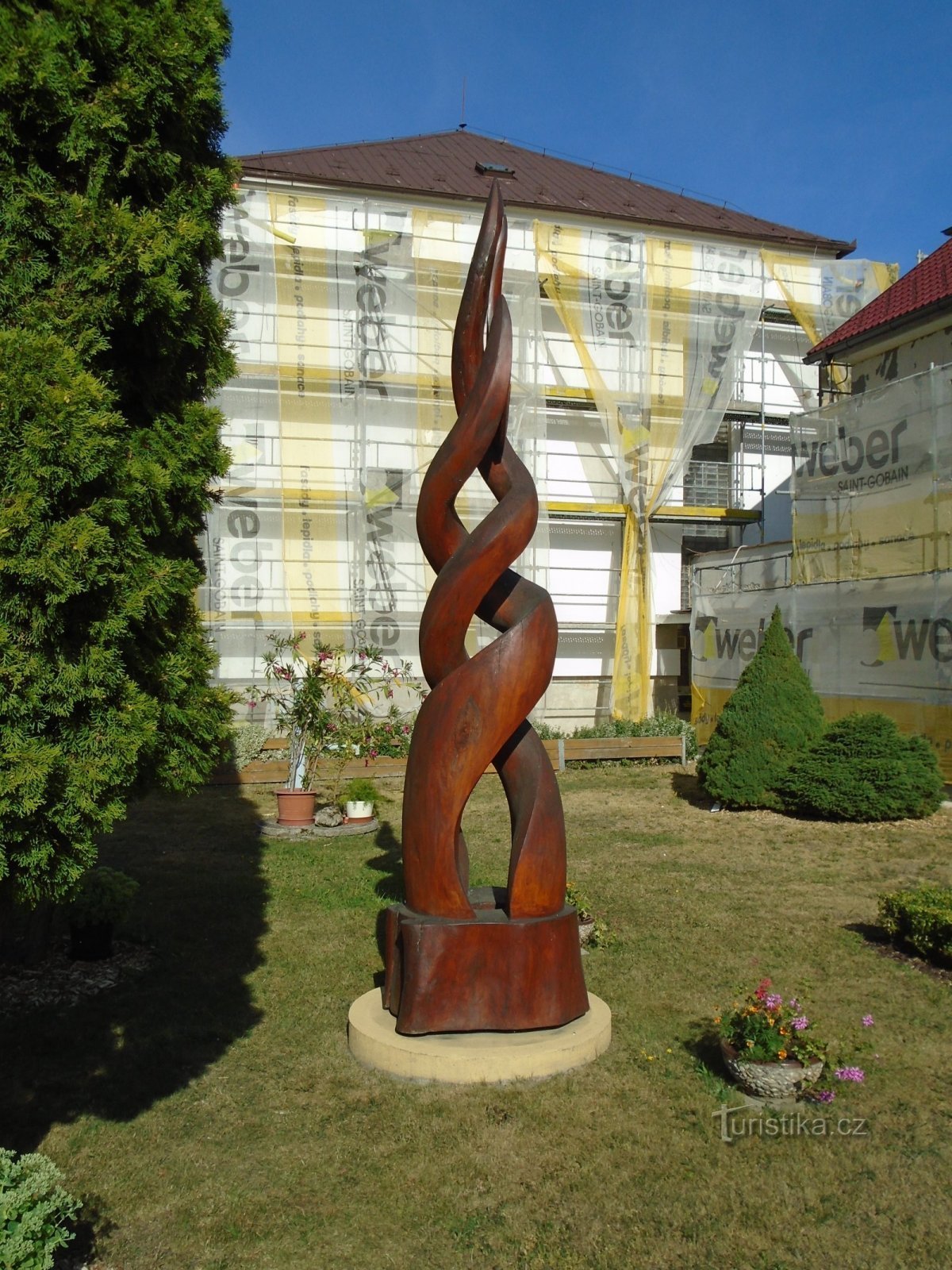 Sculptură în lemn la biroul municipal (Chvojenec)