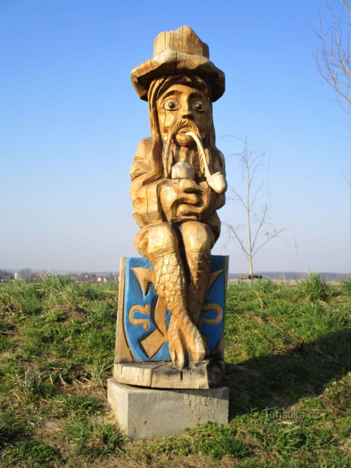 池のそばの水夫の木彫り (Dlouhé Dvory)