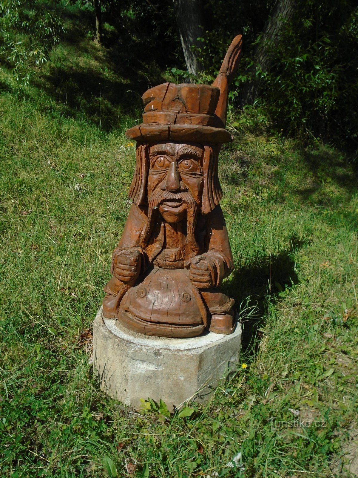 Escultura em madeira de um homem de água à beira da lagoa (Vilantice, 3.7.2018/XNUMX/XNUMX)