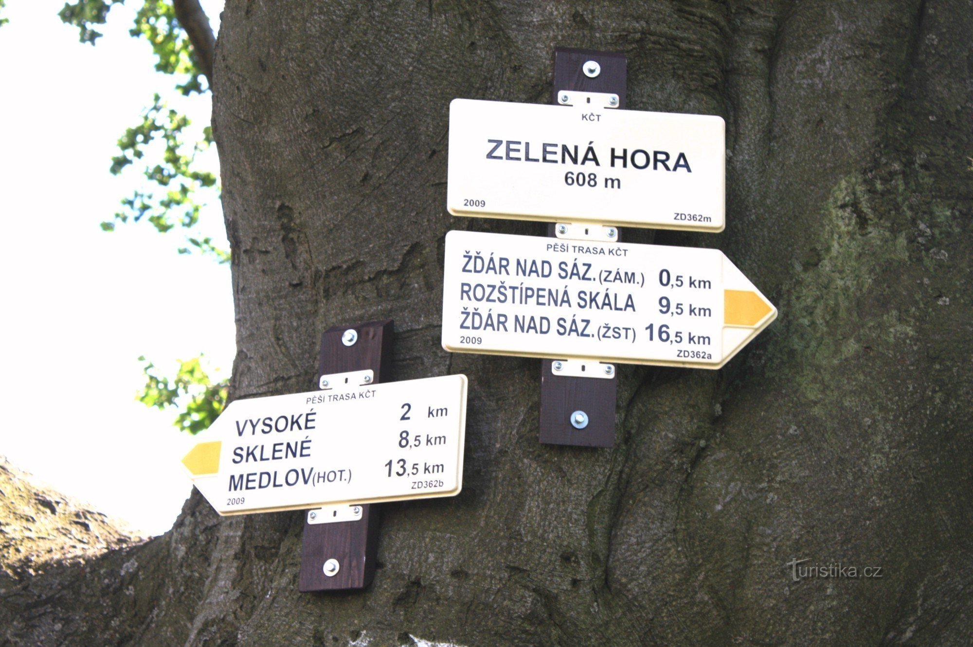 Previously, the turn signals were placed on a sturdy beech tree