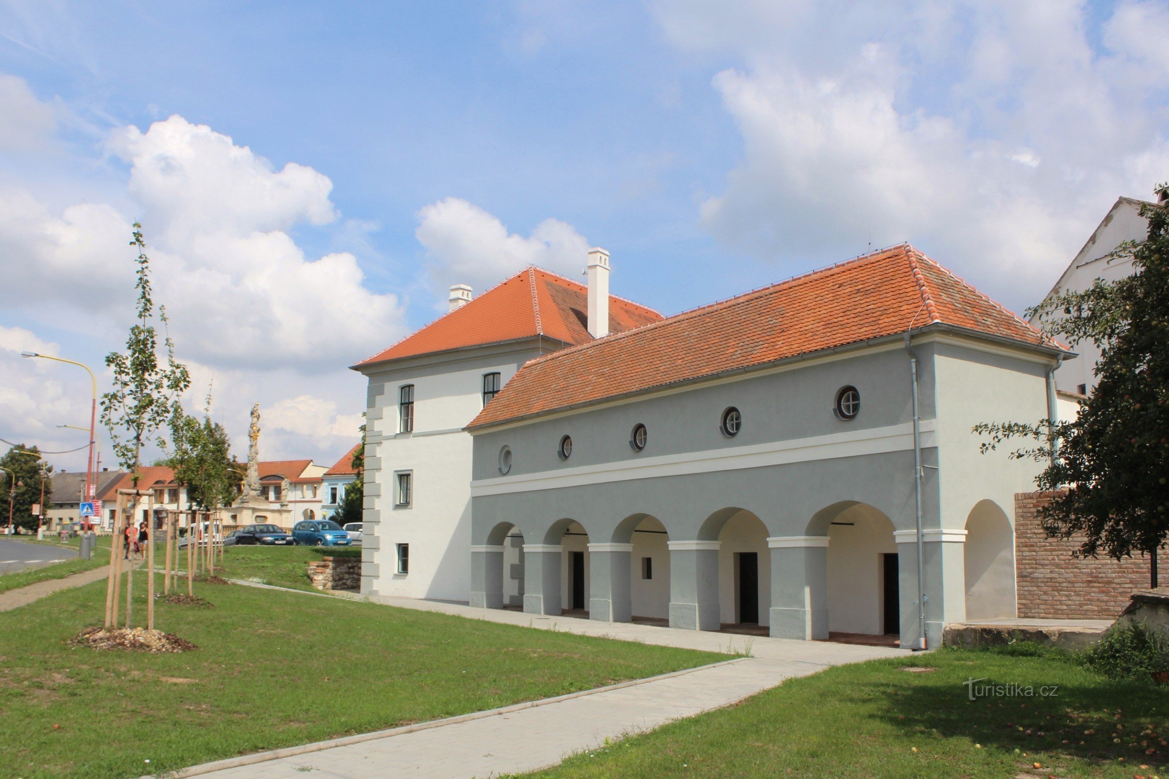 Drnholec - vedere la primărie din strada principală