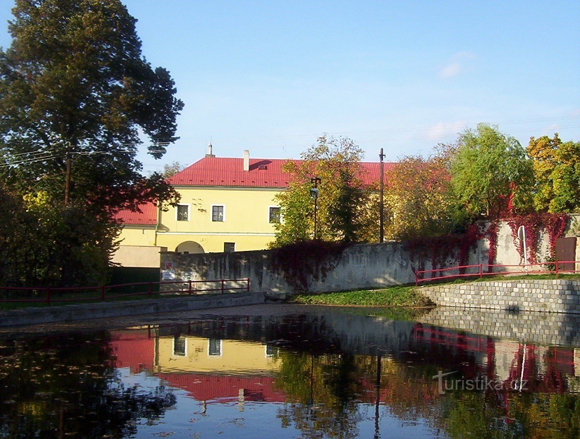 Droždín-horní dvůr (zámeček) od rybníka na návsi-Foto:Ulrych Mir.