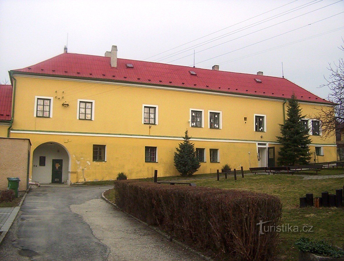 Droždín-bovenste binnenplaats-kasteelgevel-nu kleuterschool-Foto: Ulrych Mir.