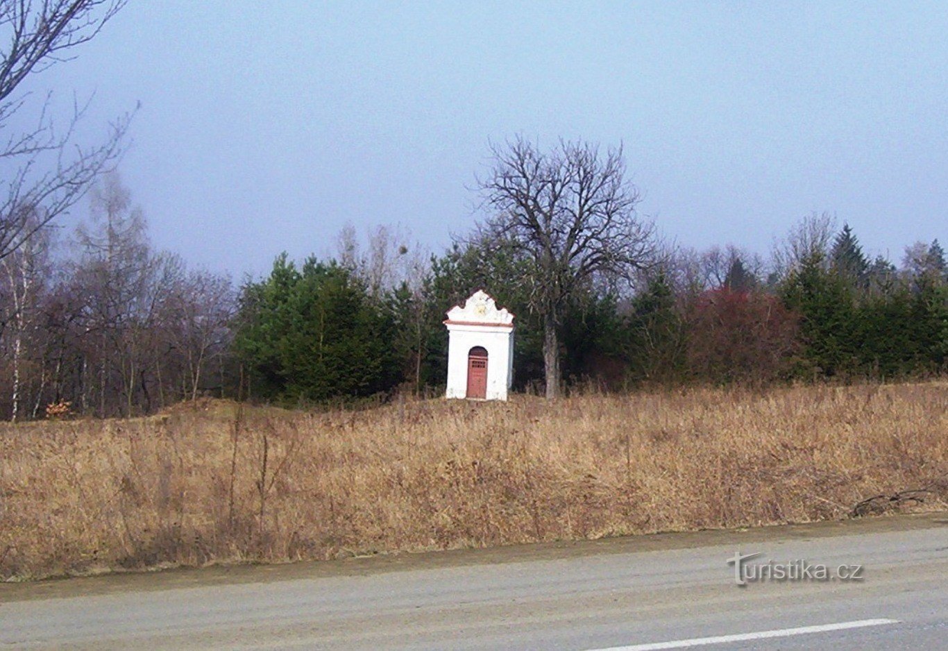 Droždín - kapliczka przy polnej drodze na Svatý Kopeček - Fot.: Ulrych Mir.