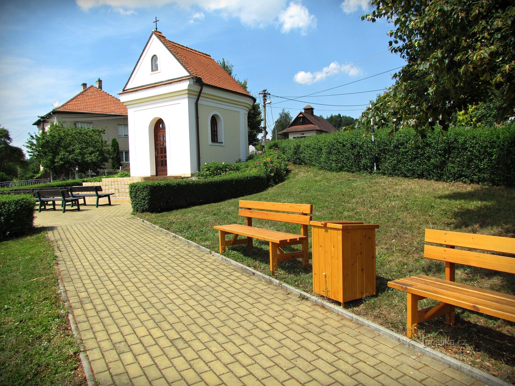 Zweite Kapelle mit Sitzgelegenheiten