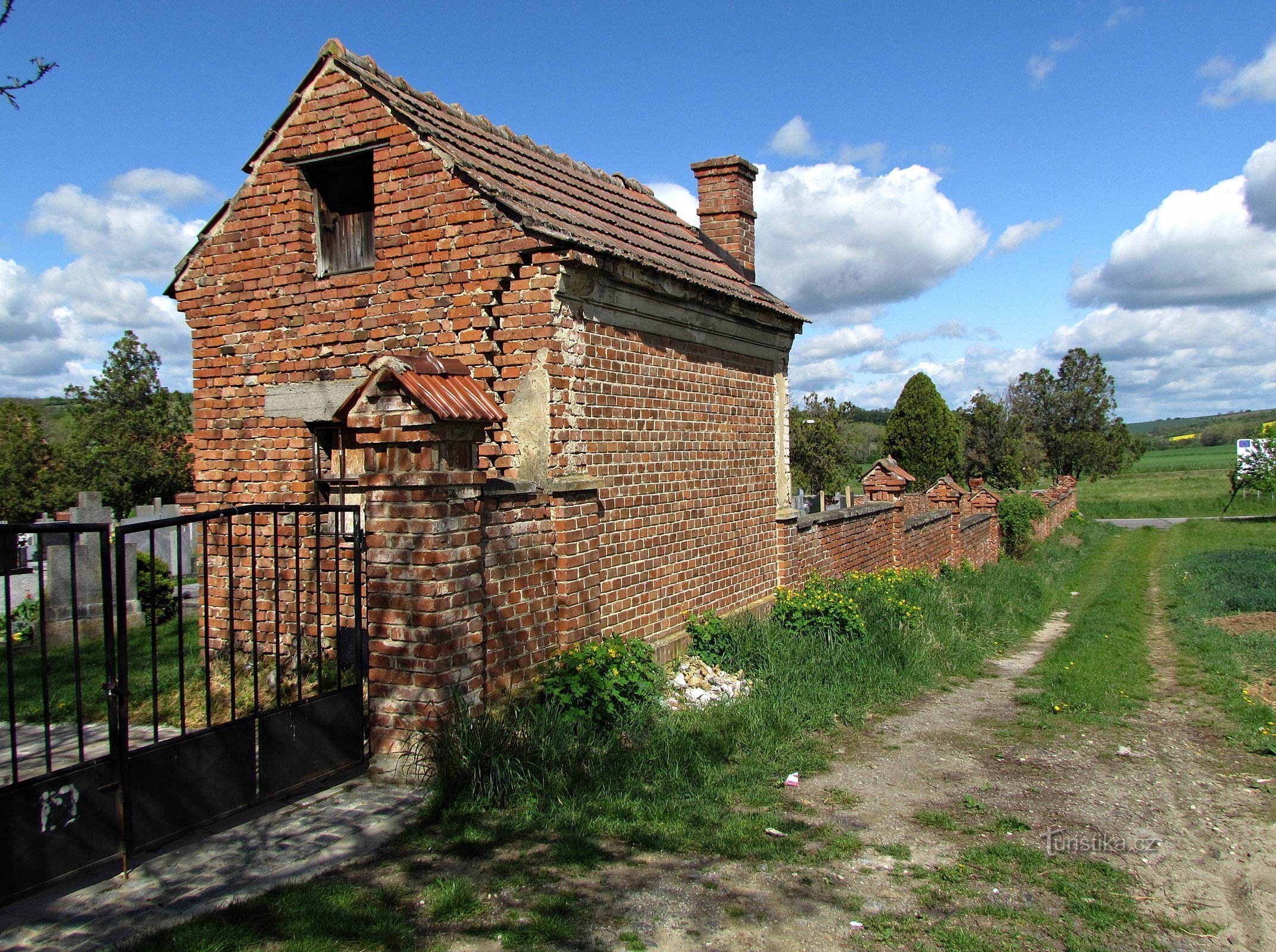 der zweite Friedhof am Ende des Dorfes