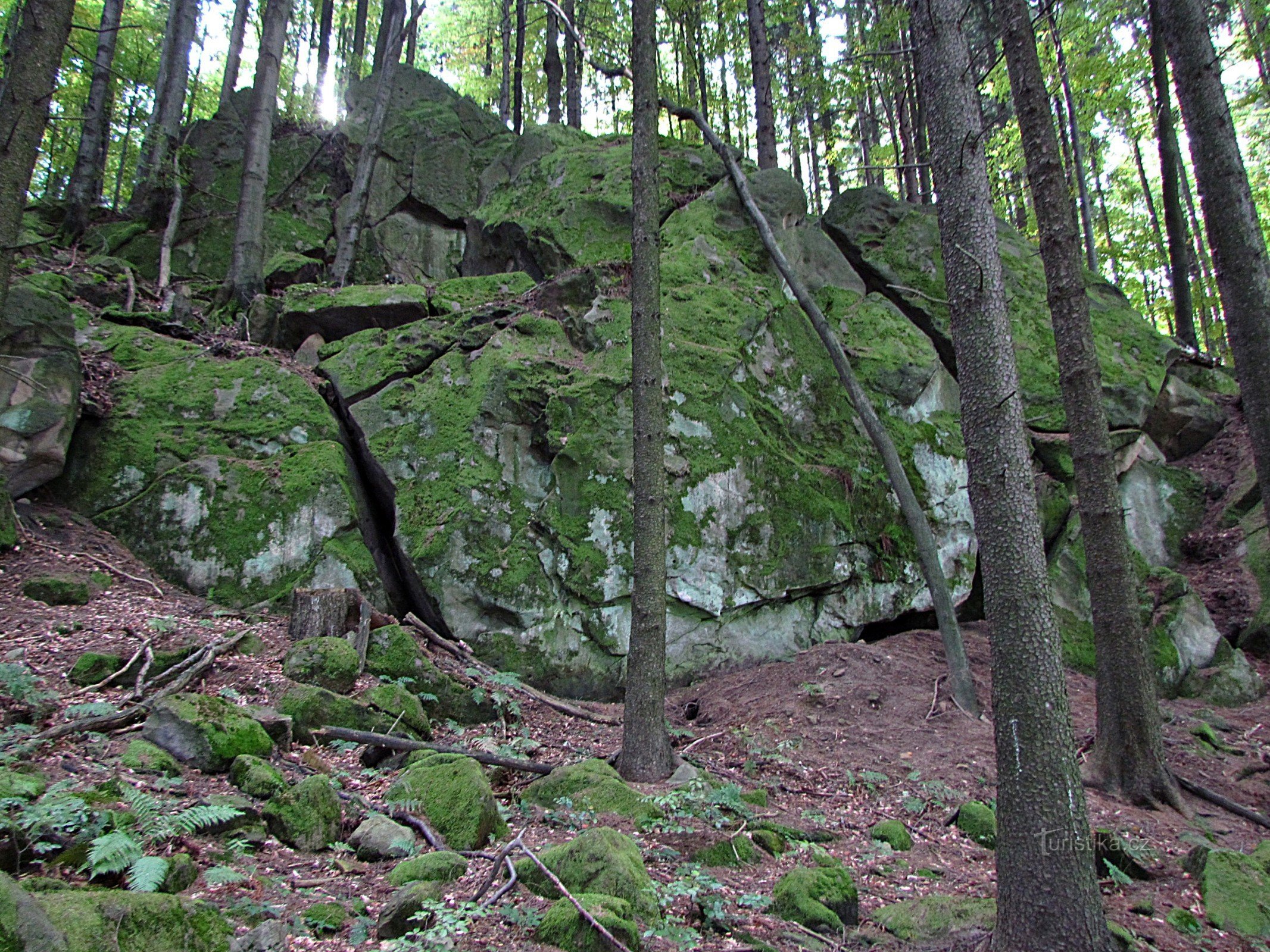 Držková - cume rochoso a oeste da reserva Holík