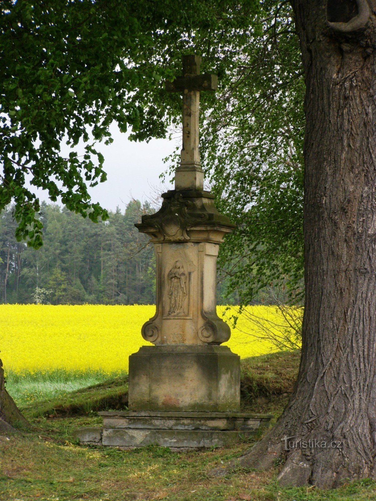 Dubenec - monument ovanför byn