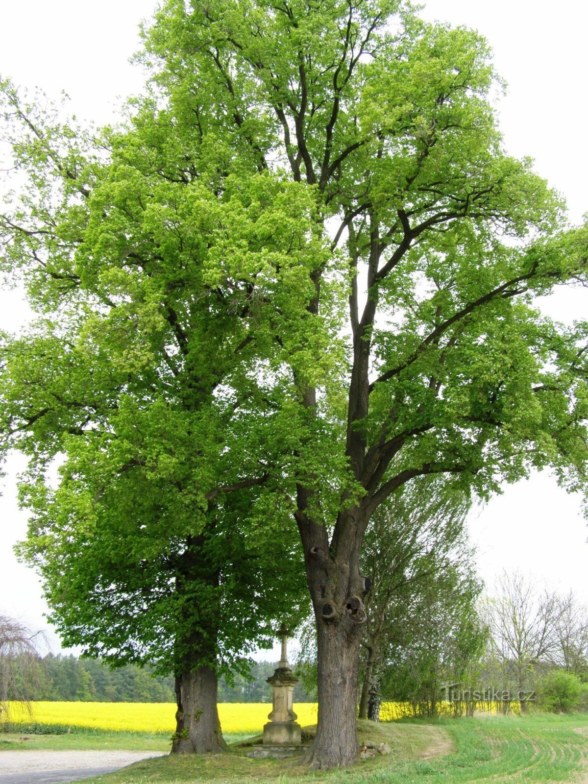 Dubenec - monument au-dessus du village