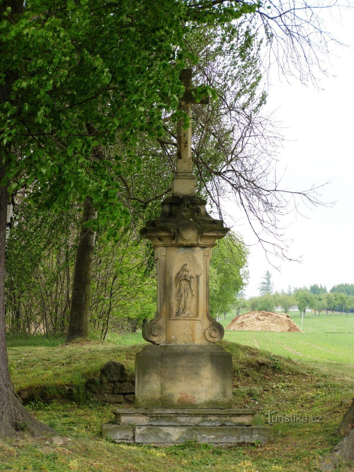 Dubenec - emlékmű a falu felett