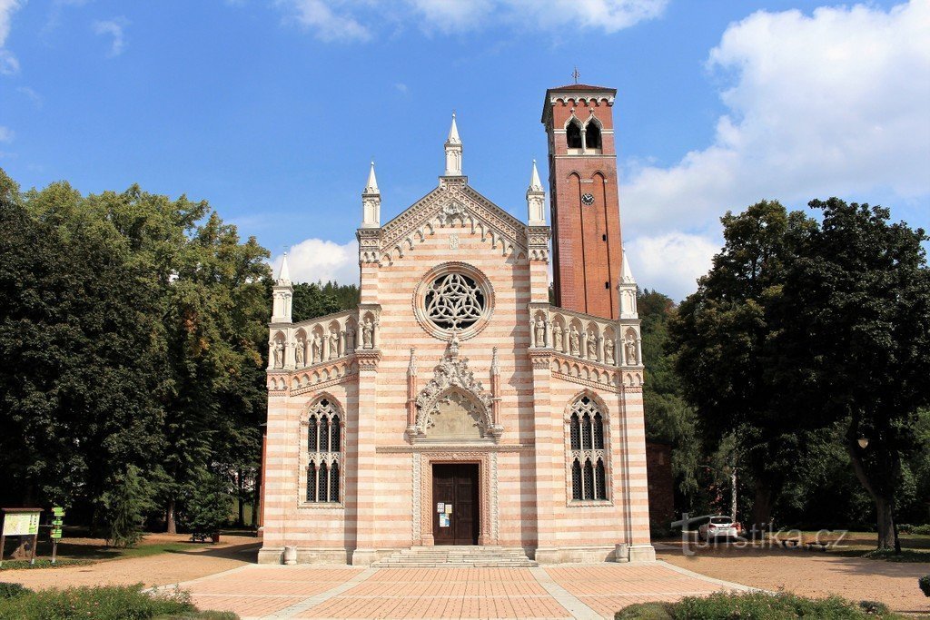 Dubí, de voorkant van de kerk van de Maagd Maria