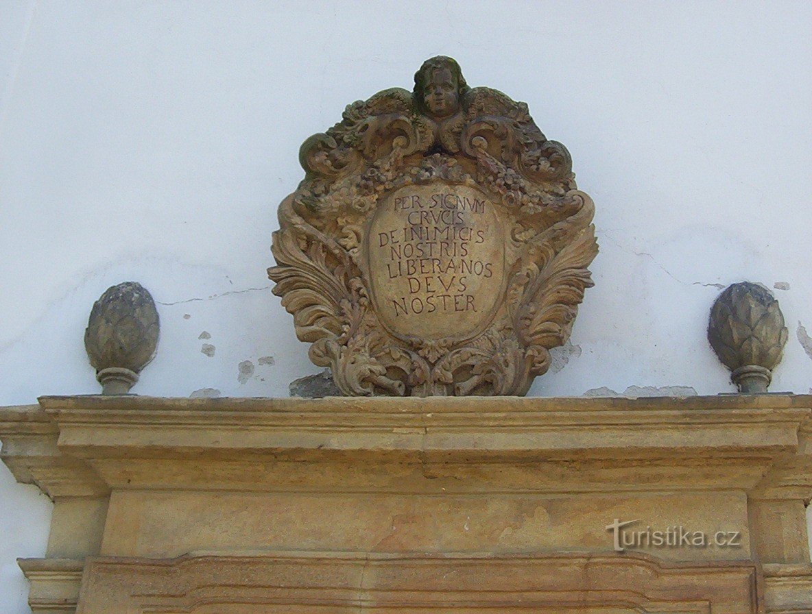 Dubicko - wapenschild boven het toegangsportaal van de kerk - Foto: Ulrych Mir.