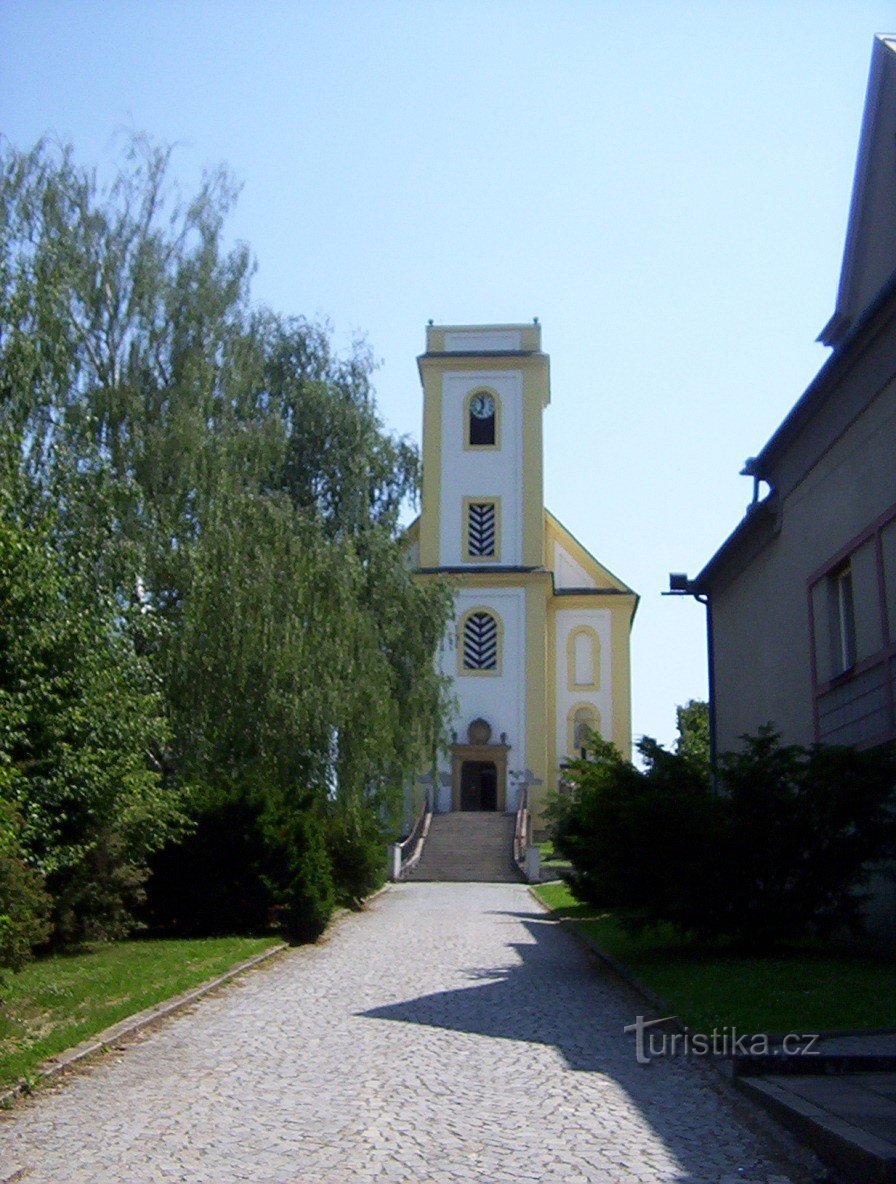 Družstevní 通りから聖十字架の高揚のドゥビツカ教区教会 - 写真: Ulrych Mir。