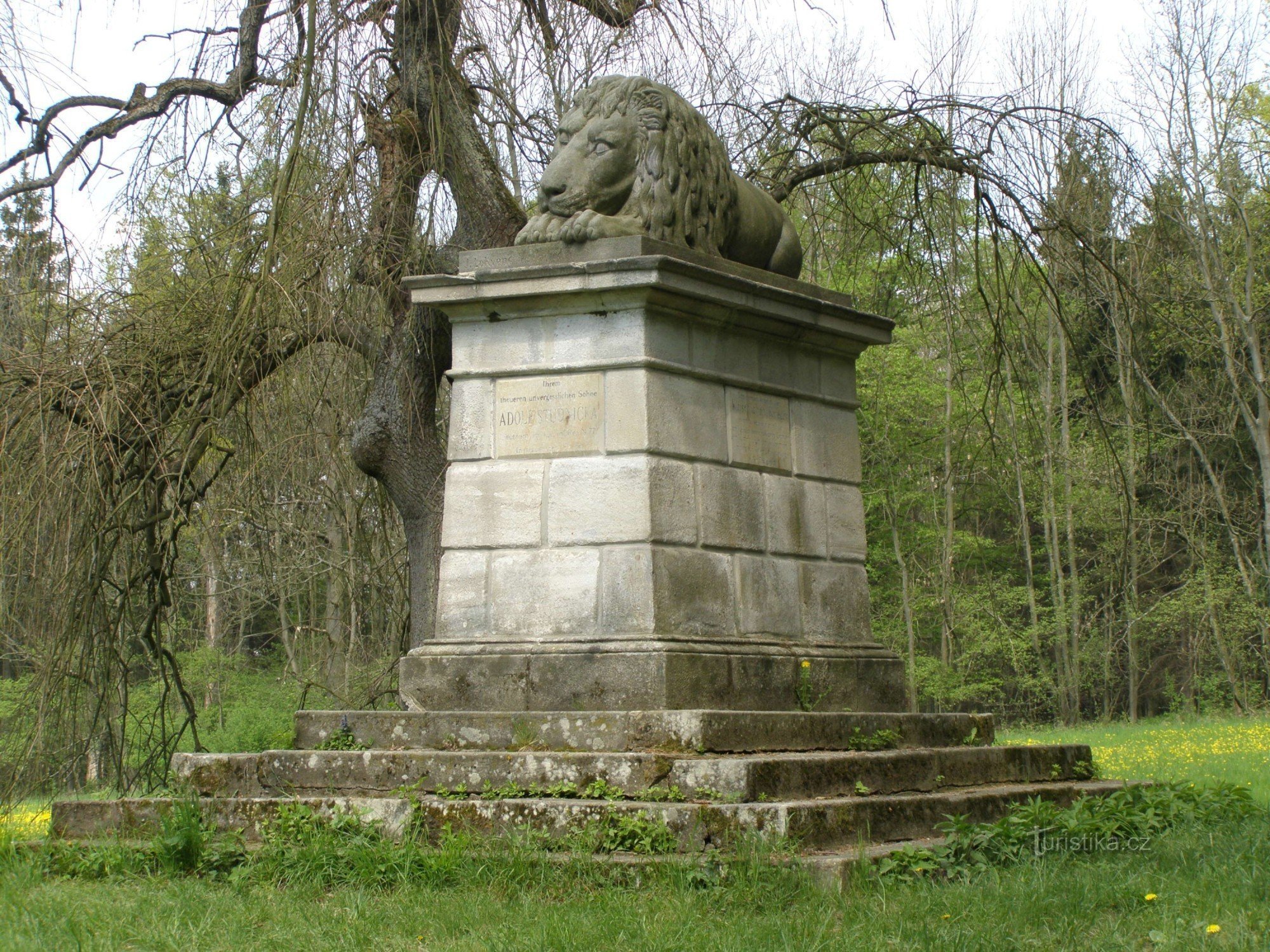 Dubno - monumento a la batalla de 1866, león dormido