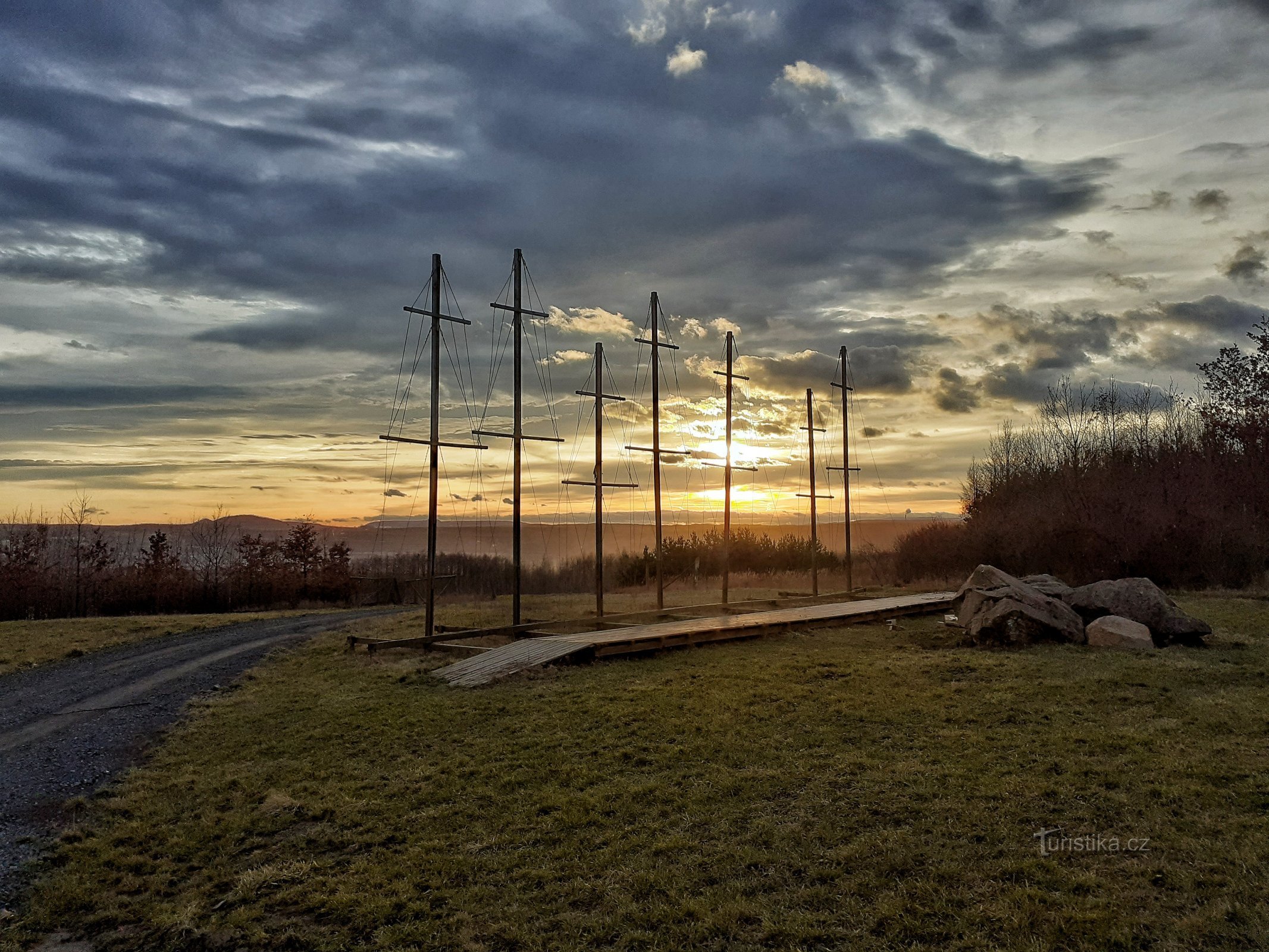 Duchcovská venesatama auringonlaskun aikaan