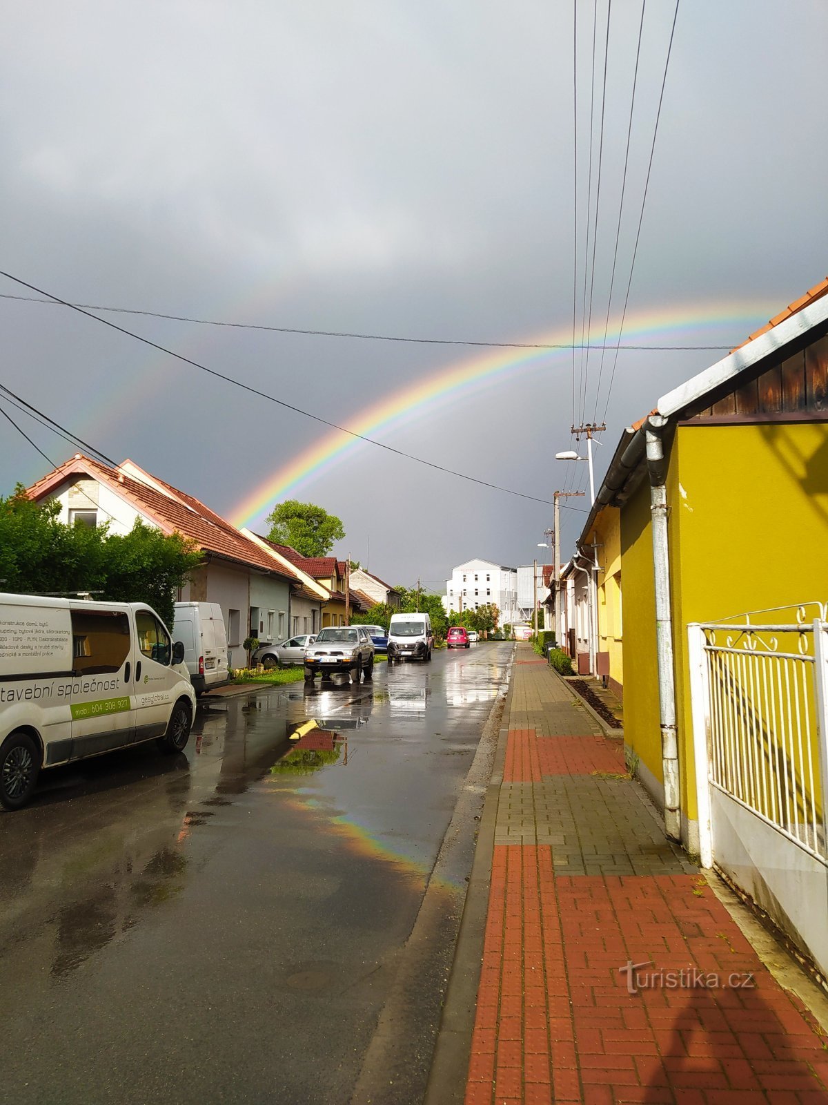 De regenboog boven de treinhalte Malenovice - centrum