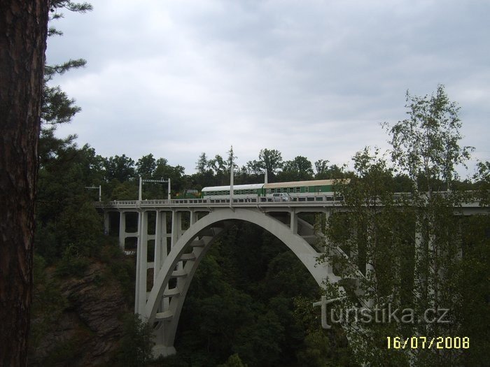 Regnbågsbron i Bechyn, en fil för bilar, den andra för bilar eller tåg