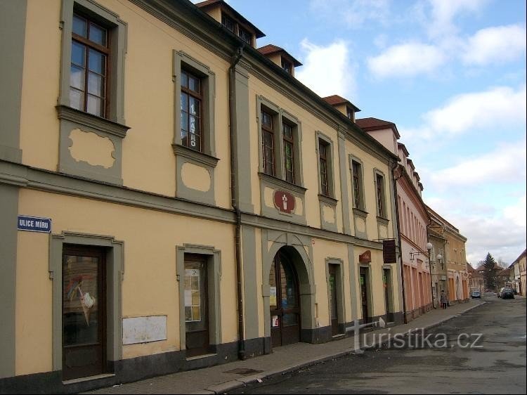 Будинок № 15/Я називав «Korunka»: будинок розташований на розі вулиць Míru та Palackého u.