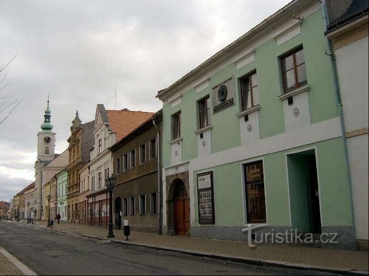 Huis nr. 9/I: Monumentaal huis nr. 9/I. Het heeft een bewaard gebleven Renaissance-portaal van zes