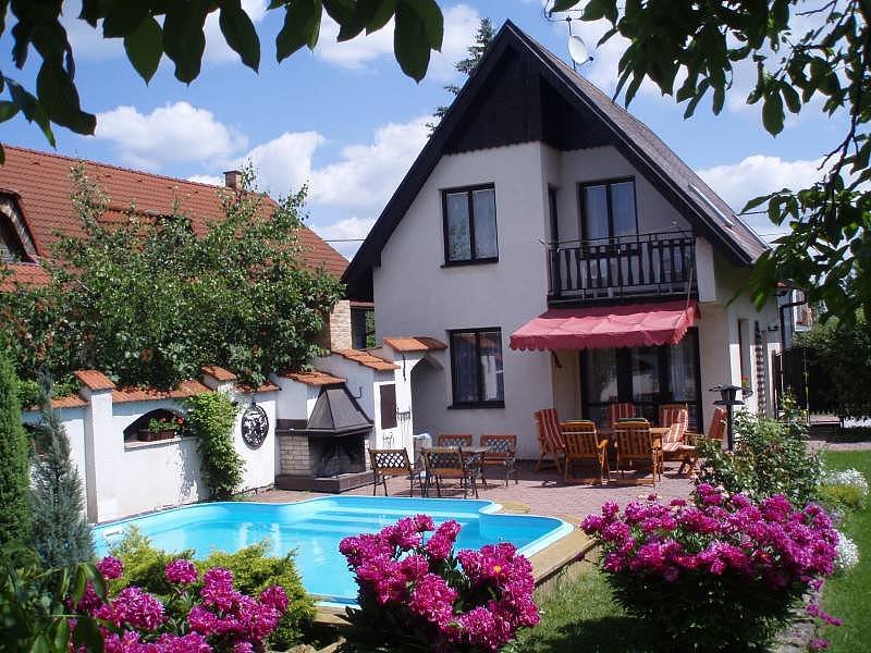 Maison Dvořák à louer Zelenecká Lhota - Le soleil brille partout sur la terrasse.