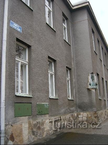 Talo U Saská brány -aukiolla: Plzeňin esikaupunkialueen vanhin asuinkeskus, jossa on ro