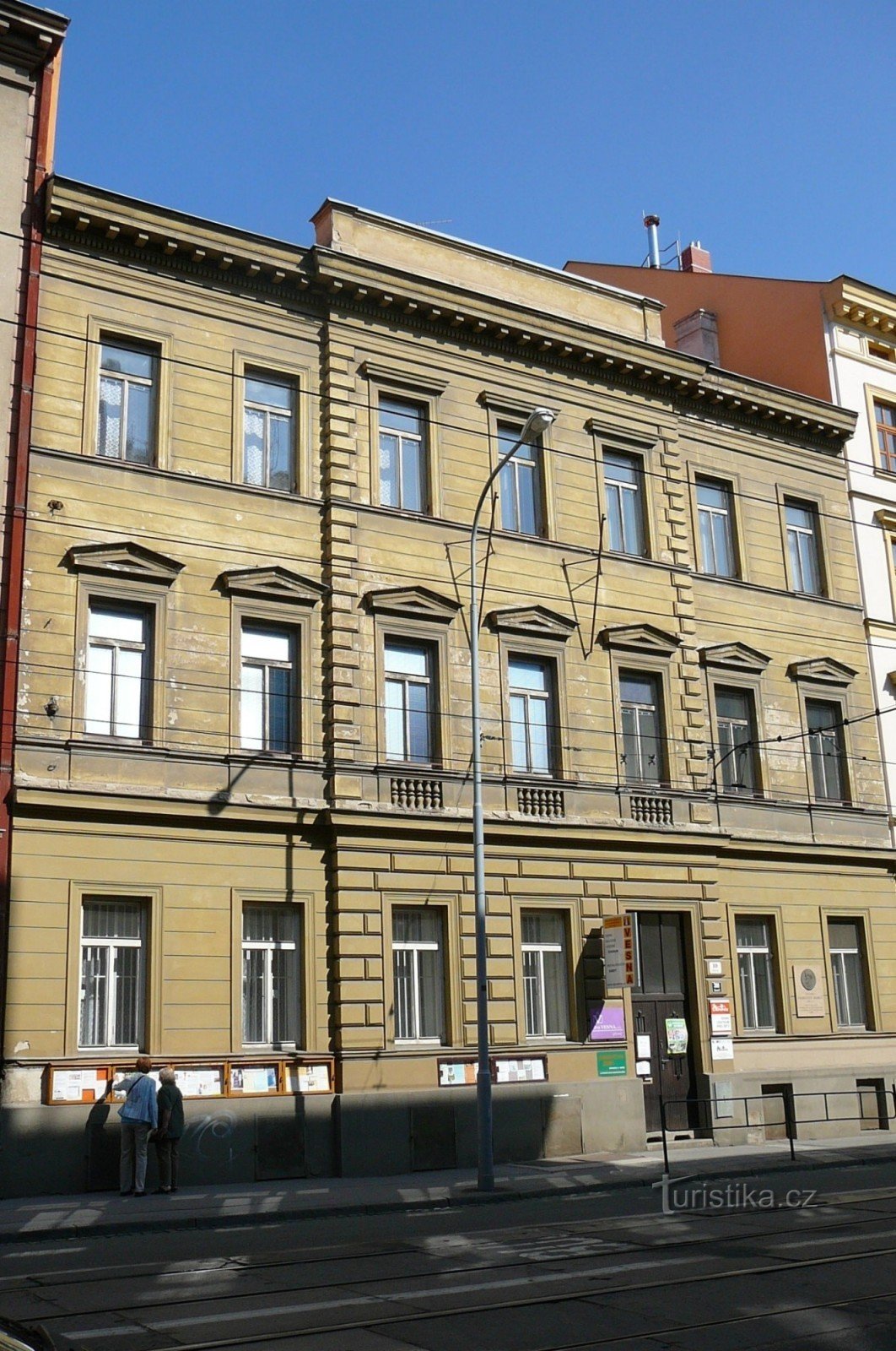 Будинок за адресою Údolní 10, де досі проживає товариство «Весна», та кімнату Юрковича можна переглянути тут