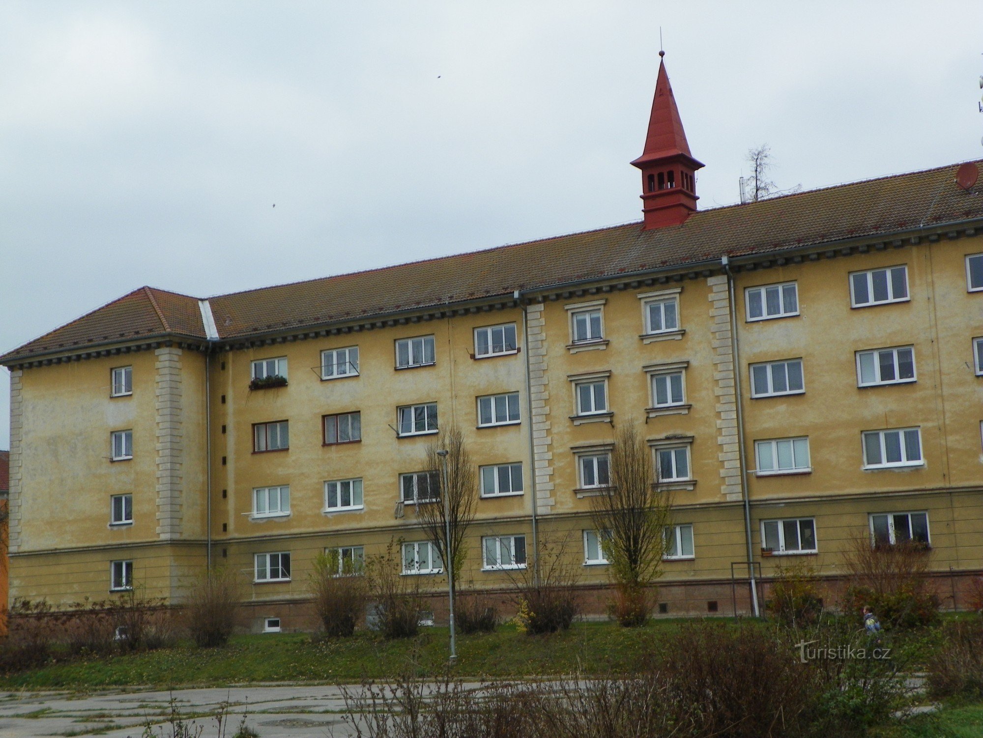 Ein Haus mit einem Turm (beobachtbare Luftverteidigung des Staates) im zentralen Teil von Stalingrad