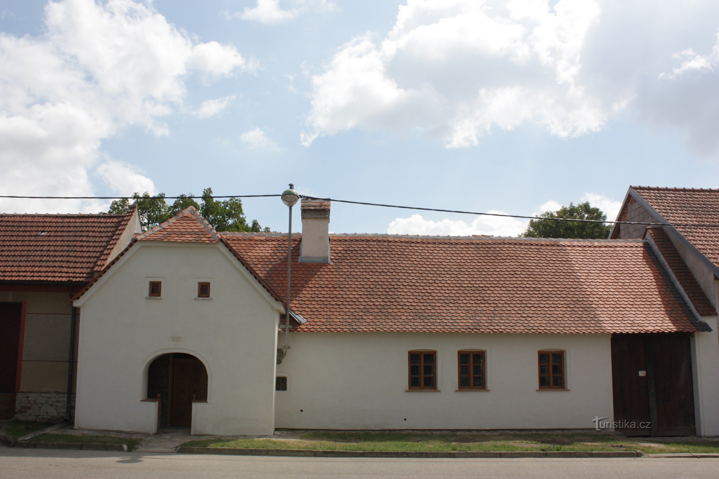 Een huis met een schuur in Kučerov