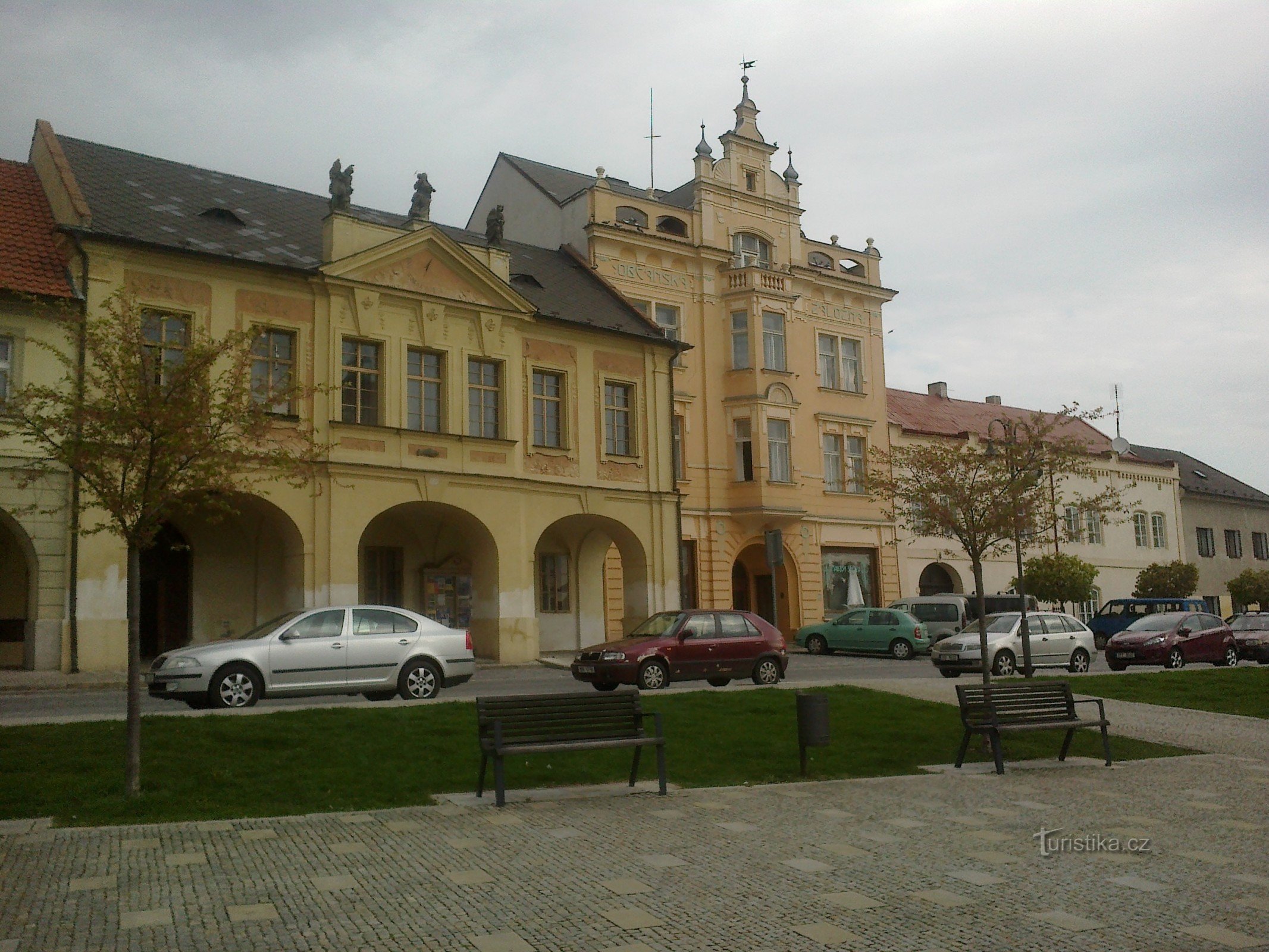 Dom z salonem ślubnym, prawy z wieżą