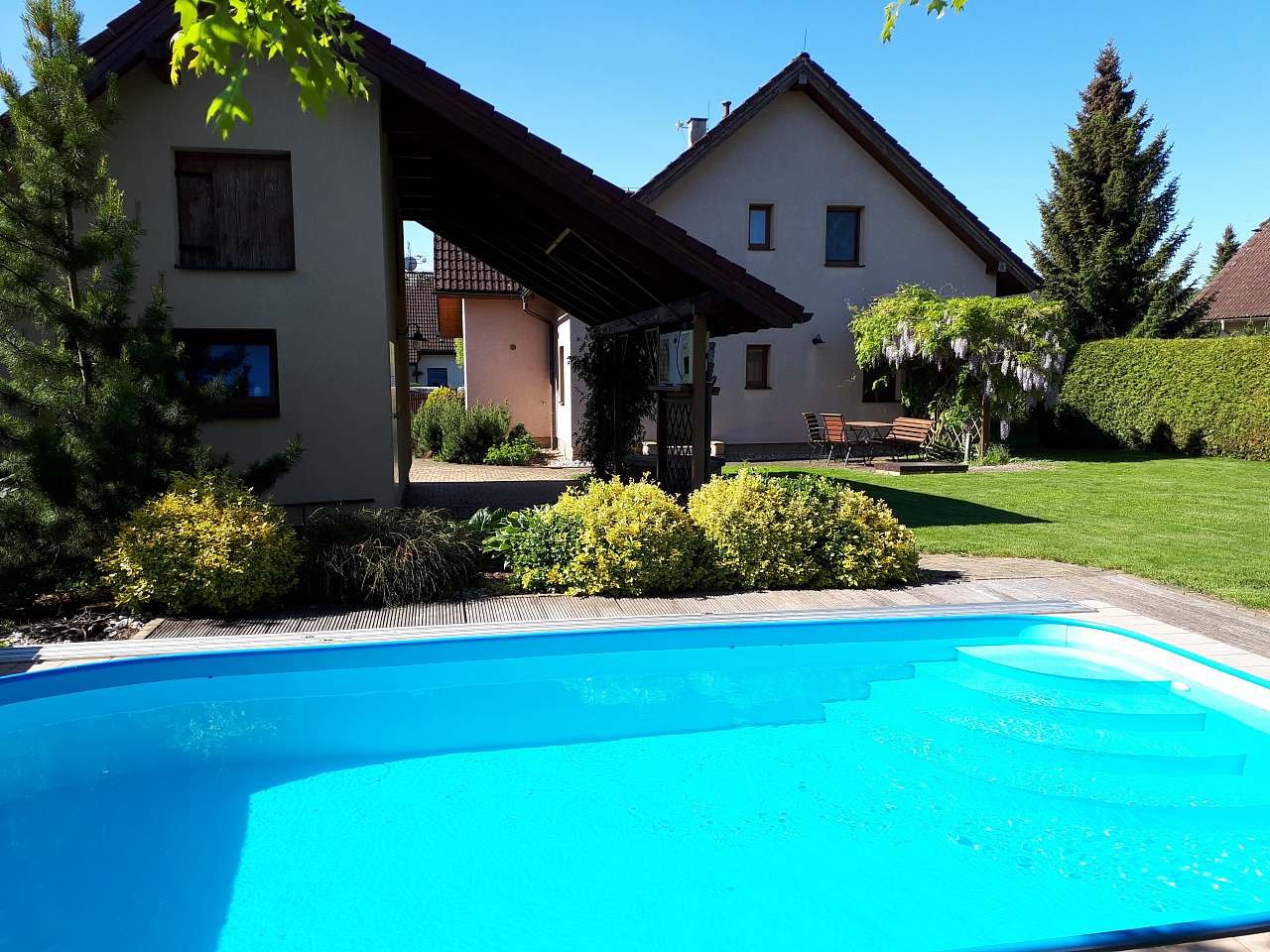 Hus med have og pool