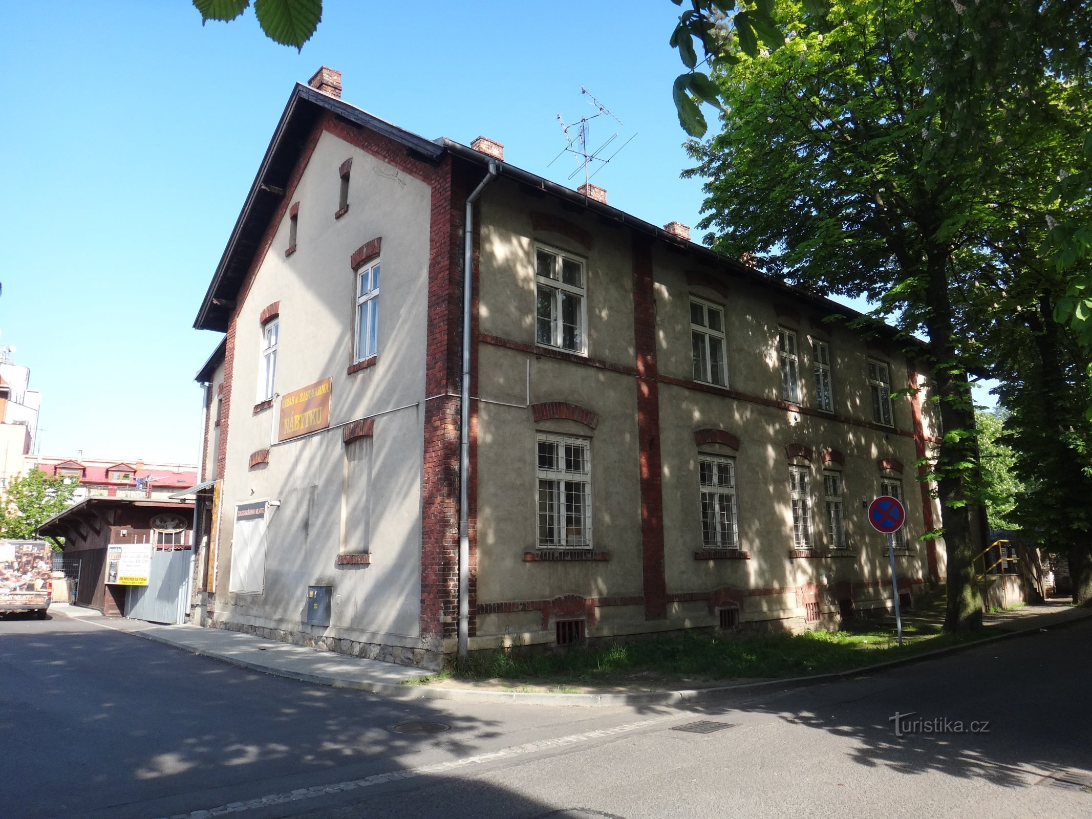 maison près de la colonie