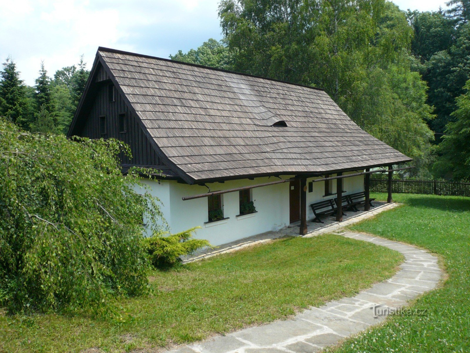 La maison au chœur est juste à côté du monument