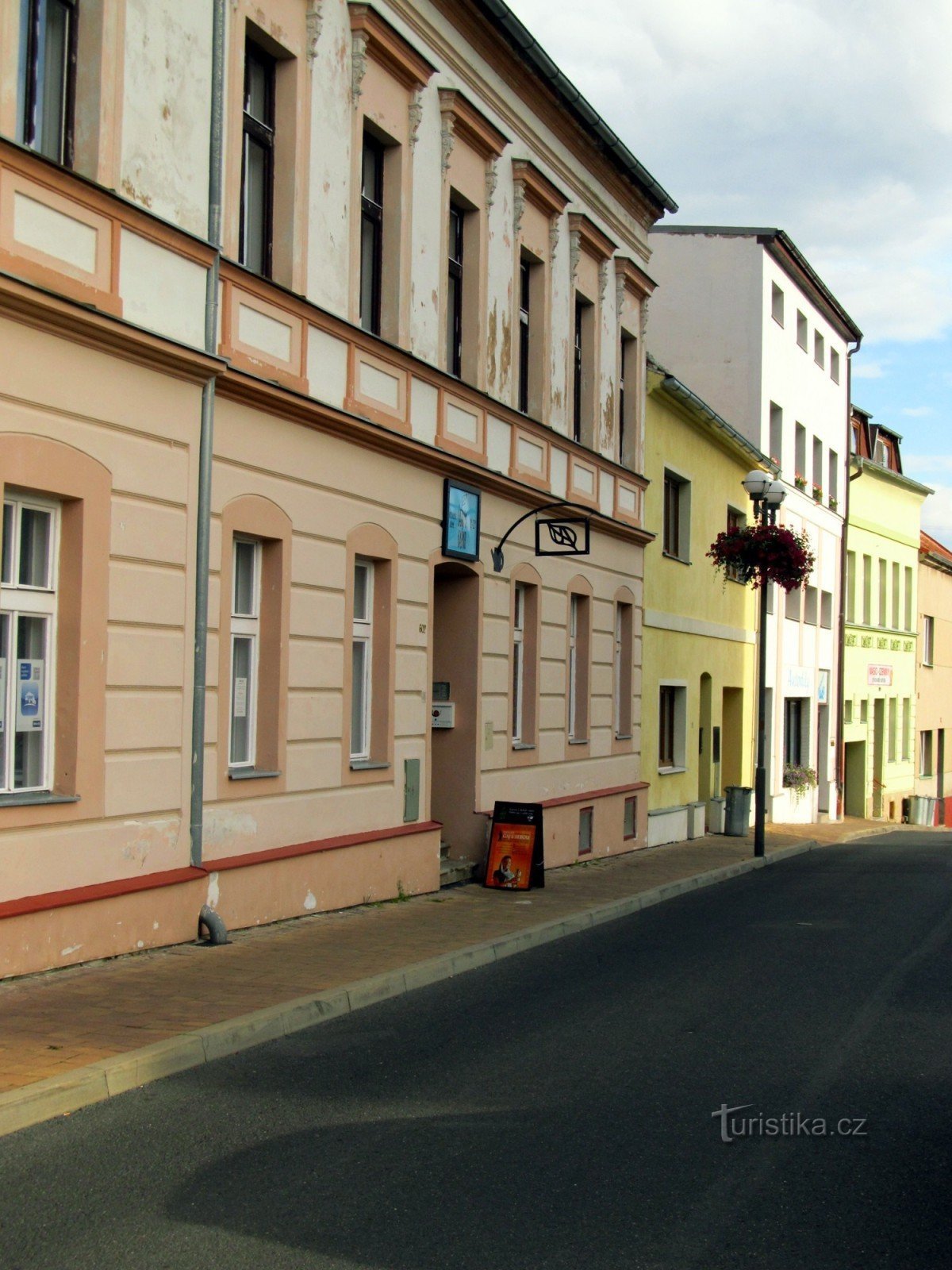 Talo Jirásková-kadulla Kadanissa, jossa Kashmír-teetalo sijaitsee