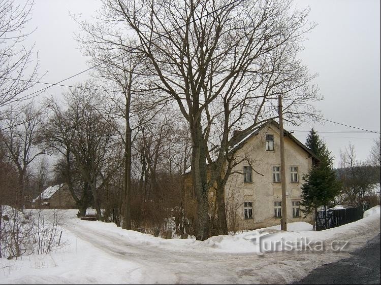 Una casa nel villaggio di Némecký Chloumek