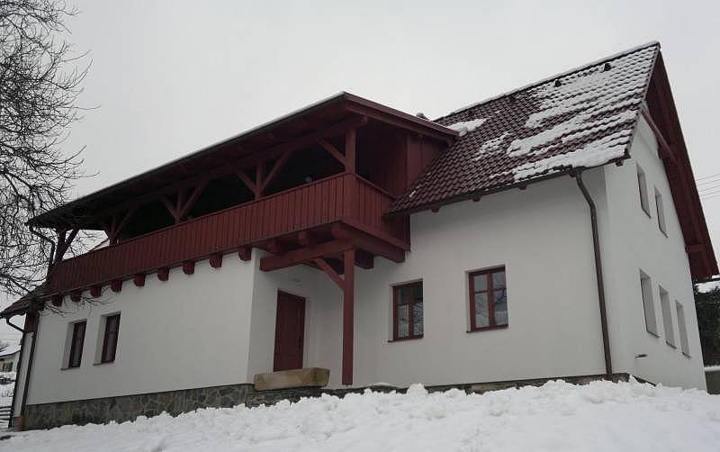 casa in inverno - vista dal basso