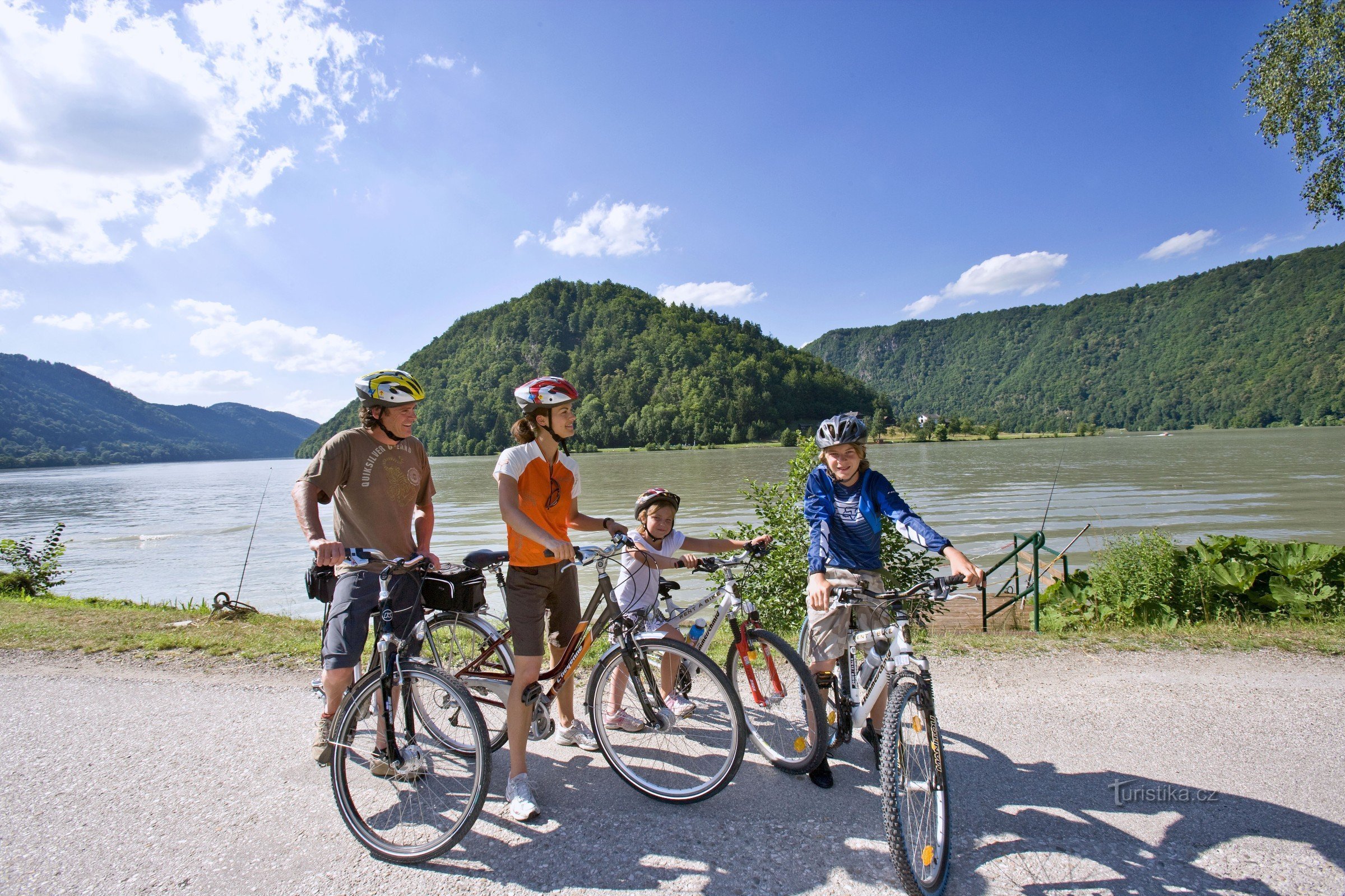 Rodziny z dziećmi również ucieszą się ścieżką rowerową nad Dunajem
