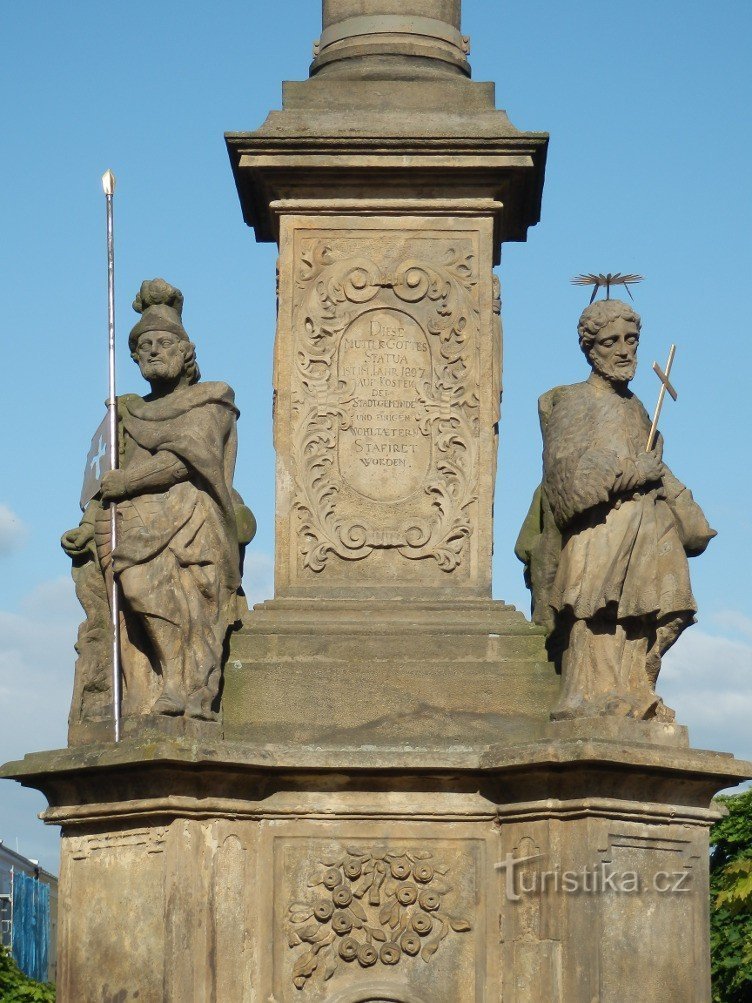 Δύο προστάτες, από αριστερά ο Άγιος Ρόχου του Μονπελιέ και ο Άγιος Ιωάννης του Νεπομάκ