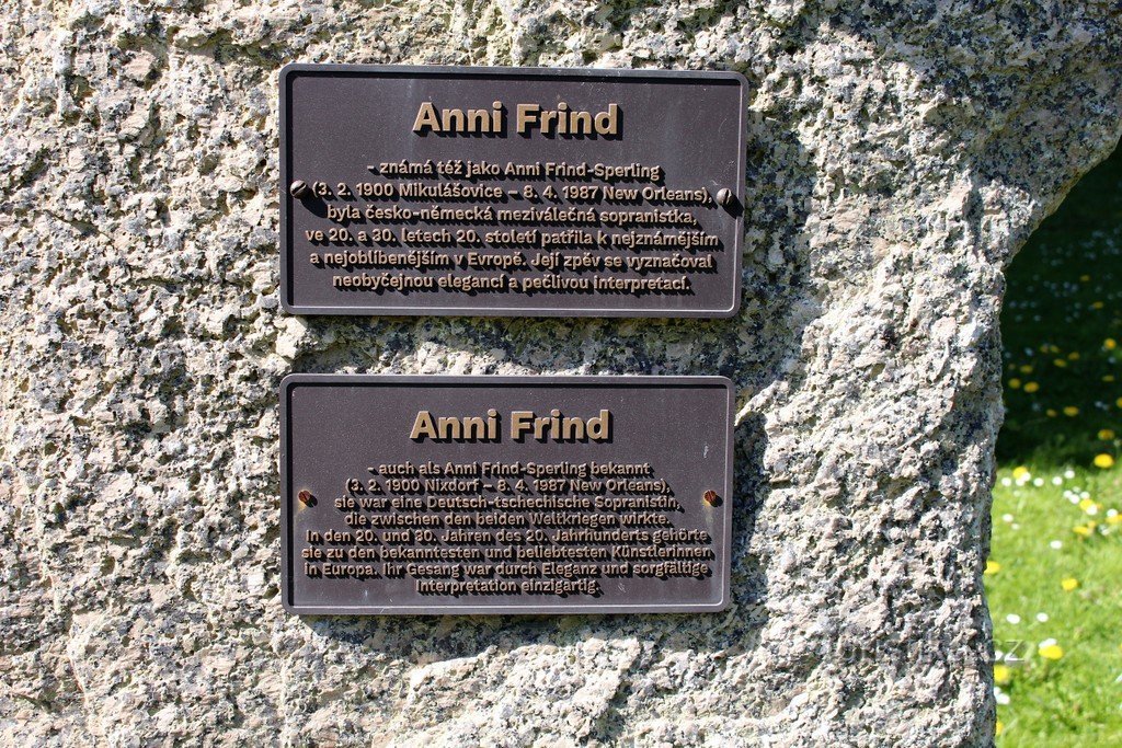 Two plaques on the monument