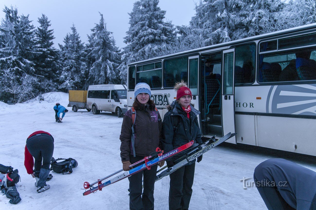 Dwie tradycyjne narciarki