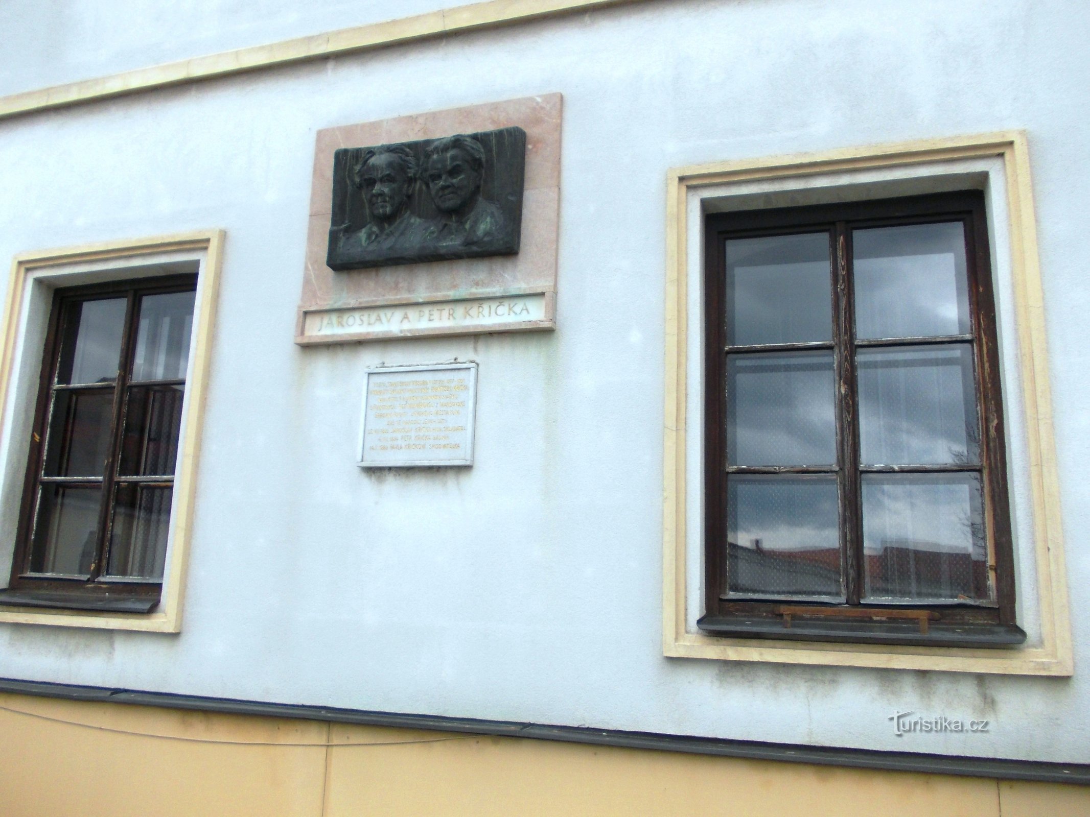 dos placas conmemorativas en el edificio de la vieja escuela