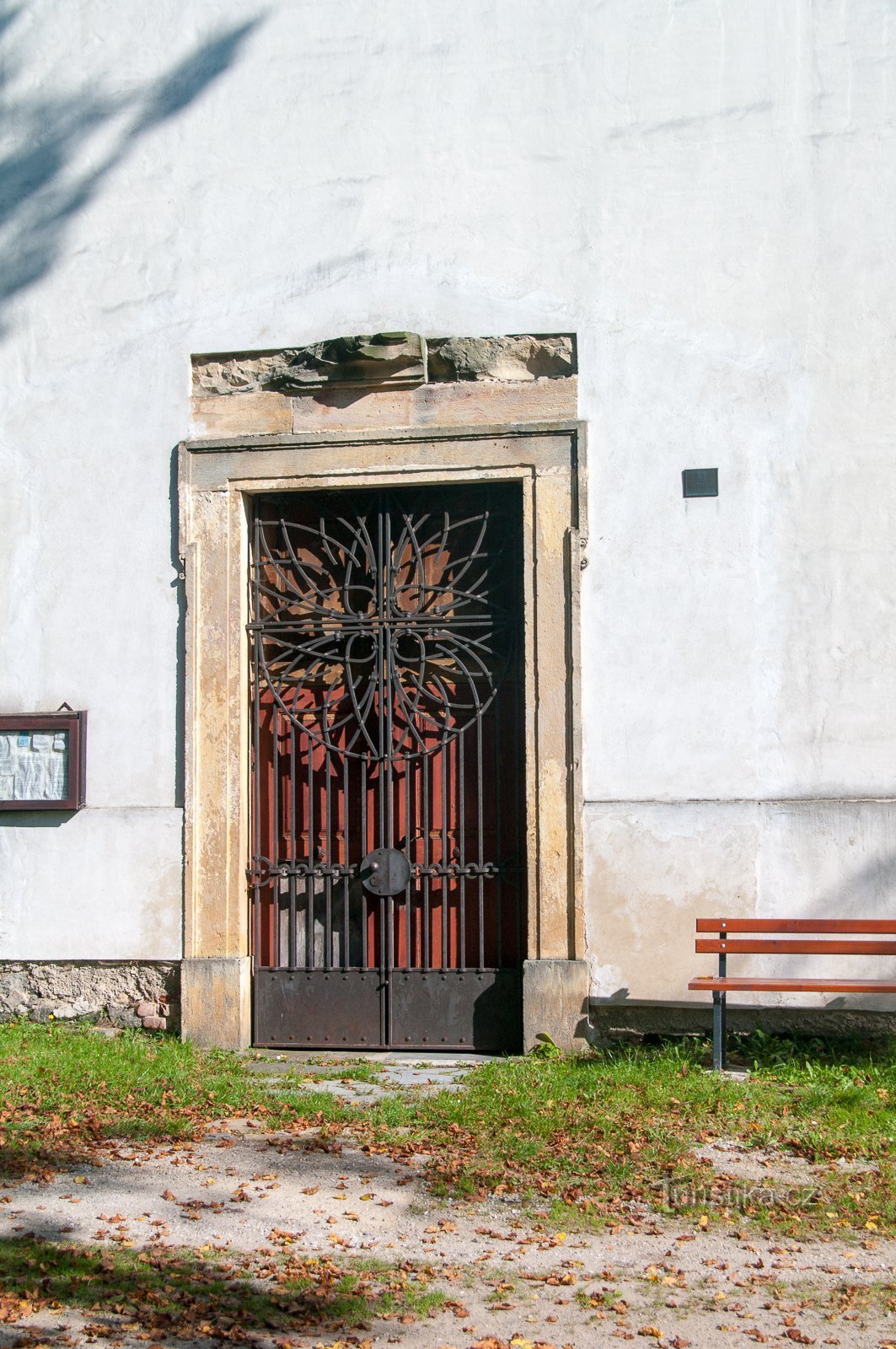 Drzwi kościoła są zamknięte przez większość roku