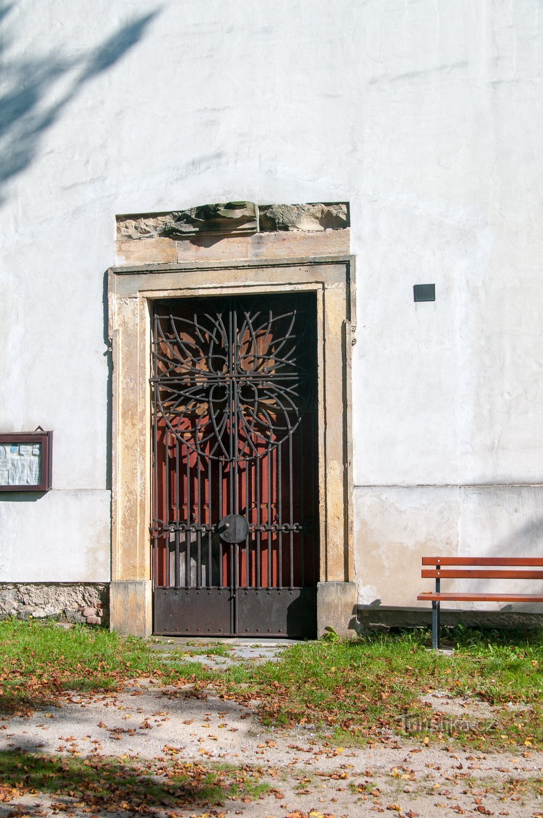 Las puertas de la iglesia están cerradas la mayor parte del año.