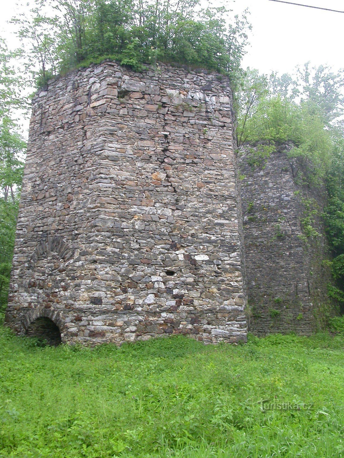 Um par de calcários de pedra no centro de Velké Kunětice