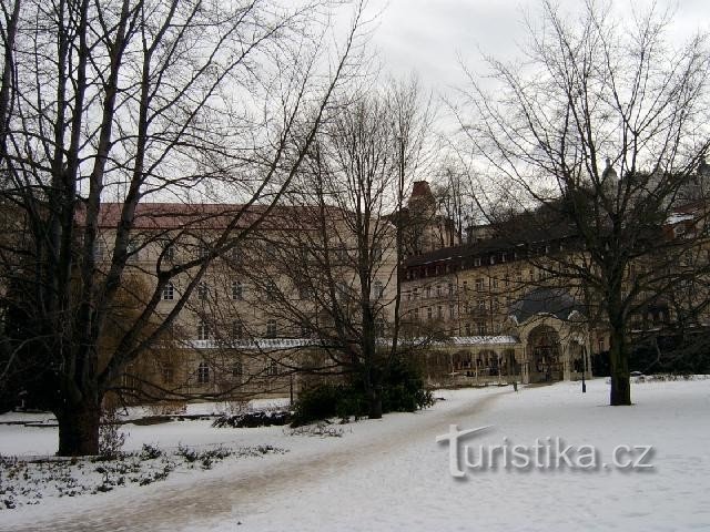 Giardini Dvořák 1: rilassanti giardini termali con un monumento dominante ad Antonín Dvořák