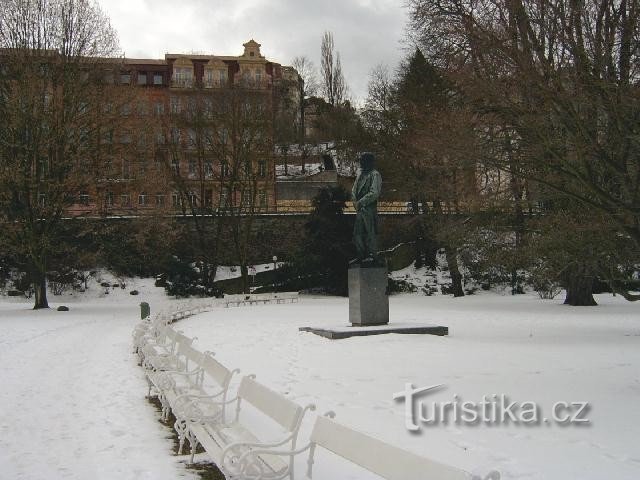 Giardini Dvořák 2: rilassanti giardini termali con un monumento dominante ad Antonín Dvořák
