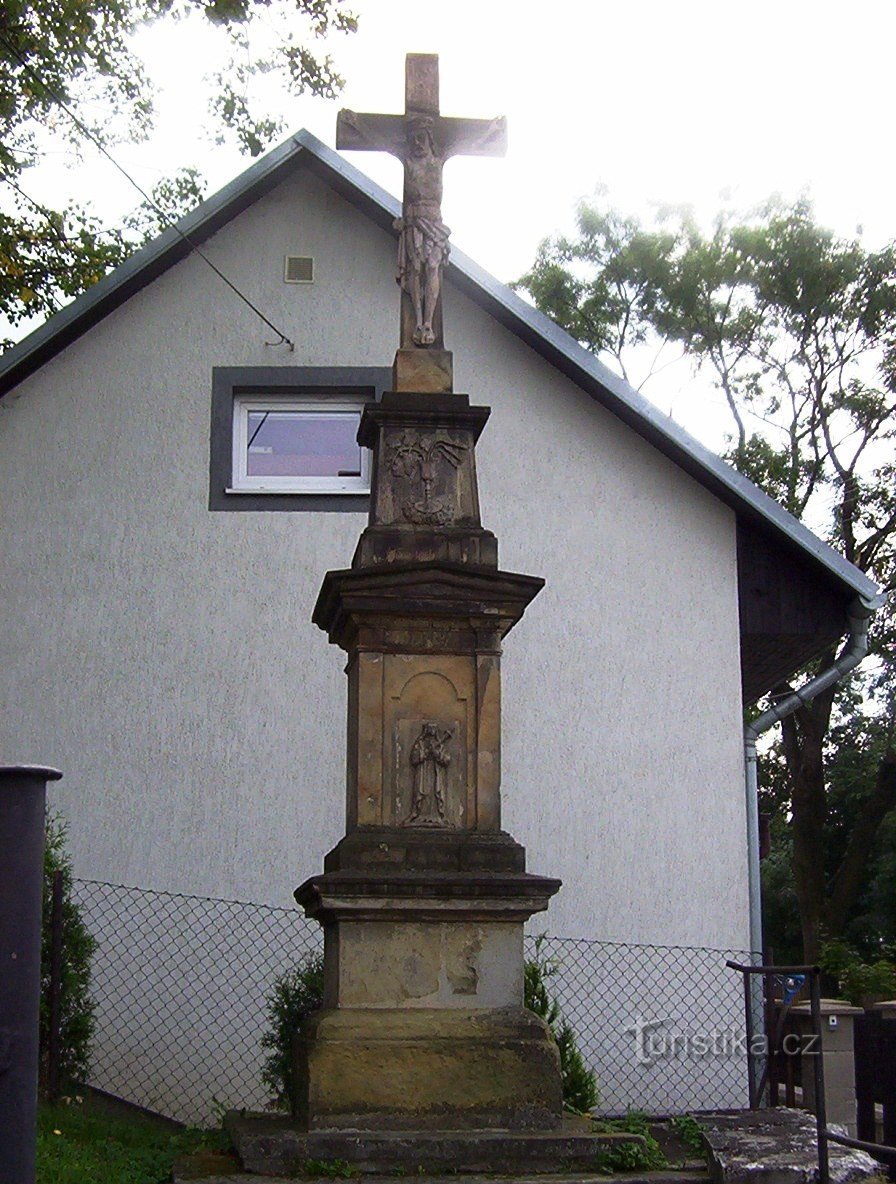 Dvorce-kruis voor de steeg naar de begraafplaats-Foto: Ulrych Mir.